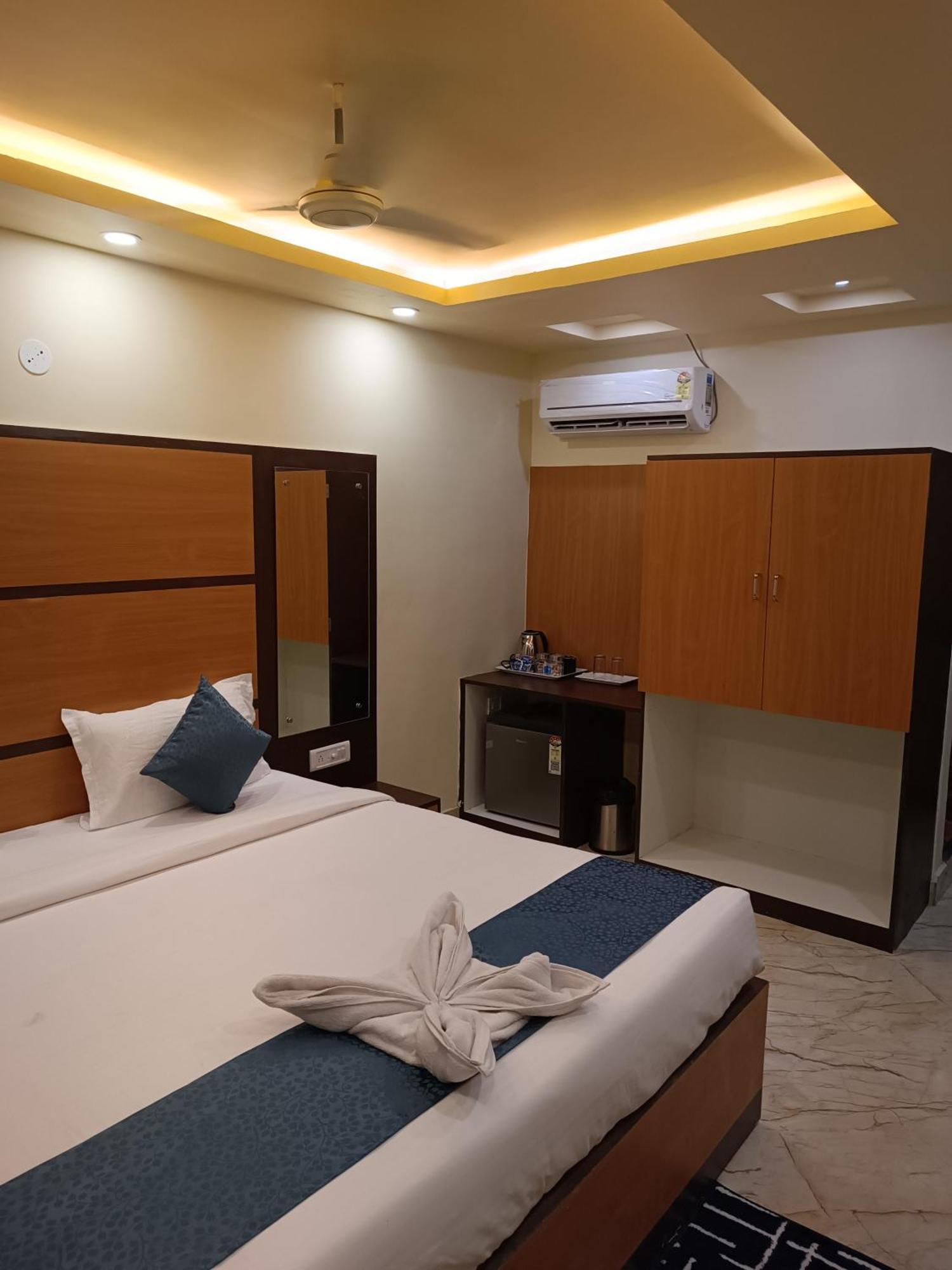 Mom Hotel - Unit Of Mom Hotel Puri Exterior photo